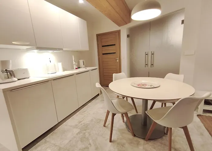 Nika, * زاكوباني